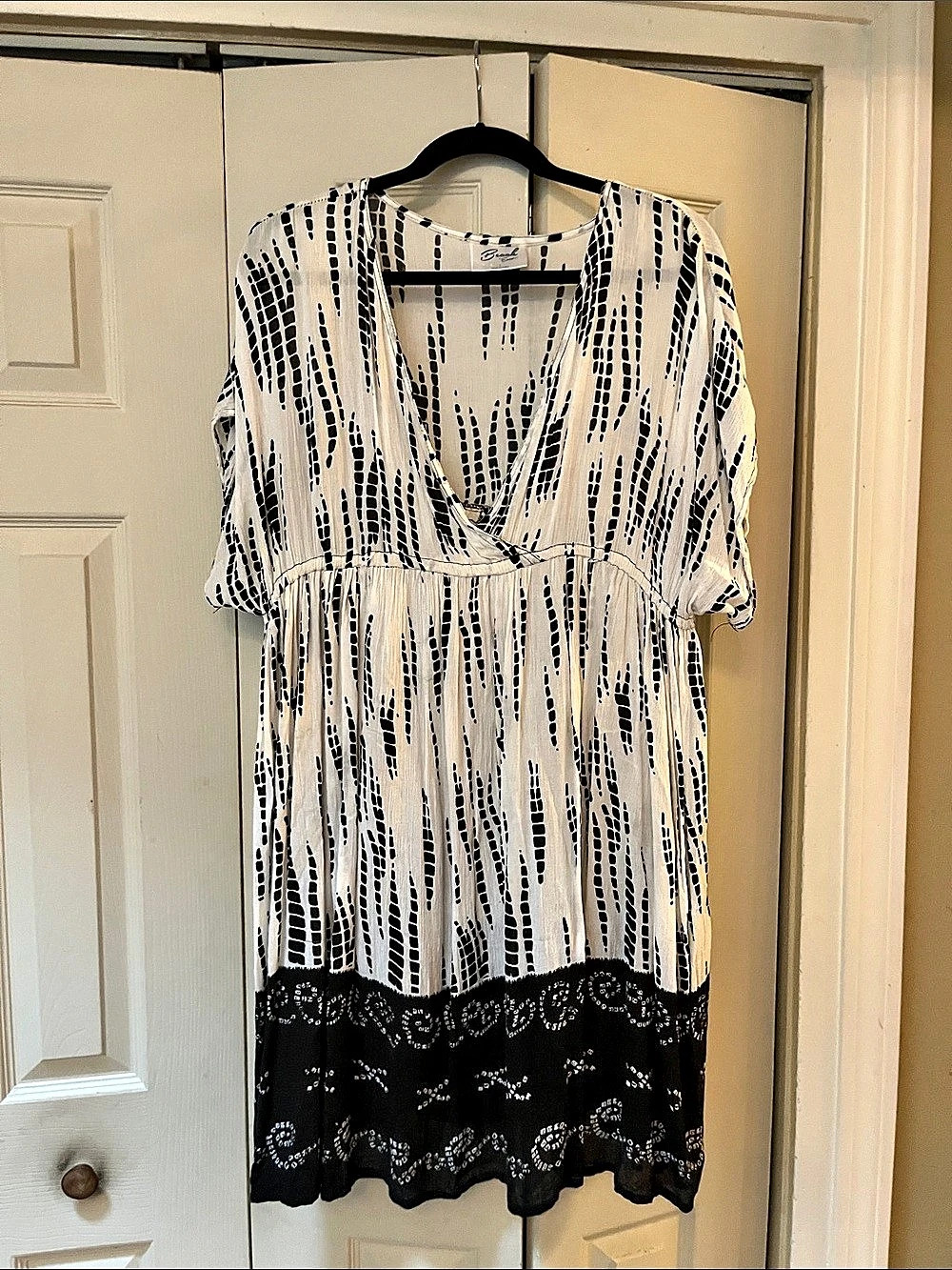 Beach Exit Abstract Mini Dress White & Black Size Large Like New